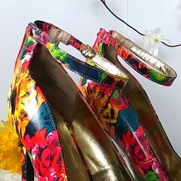 When Your Shoes POP! Vibrant Strap Stiletto Heels Metallic Gold Size 7 - Picture 10 of 14